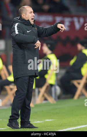 Leverkusen, Deutschland. 7. Dezember 2016. Monaco-Trainer Leonardo Jardim abgebildet in die Champions League Fußballspiel zwischen Bayer Leverkusen und AS Monaco in der BayArena in Leverkusen, Deutschland, 7. Dezember 2016. Foto: Marius Becker/Dpa/Alamy Live News Stockfoto