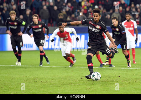 Leverkusen, Deutschland. 7. Dezember 2016. Leverkusens Wendell Partituren zum 3:0 während der Fußball-Champions League match zwischen Bayer Leverkusen und AS Monaco in der BayArena in Leverkusen, Deutschland, 7. Dezember 2016. Foto: Federico Gambarini/Dpa/Alamy Live News Stockfoto