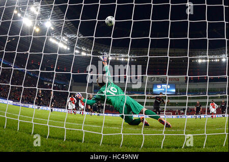 Leverkusen, Deutschland. 7. Dezember 2016. Leverkusens Wendell Partituren zum 3:0 während der Fußball-Champions League match zwischen Bayer Leverkusen und AS Monaco in der BayArena in Leverkusen, Deutschland, 7. Dezember 2016. Foto: Federico Gambarini/Dpa/Alamy Live News Stockfoto