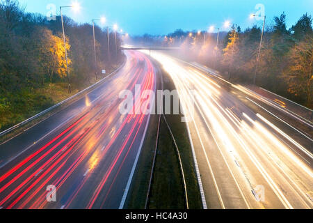 Sintflutartige Regenfälle, M6 Preston, 8. Dezember 2016: UK Wetter.  Nach einer Nacht der sintflutartige Regenfälle über den Nordwesten Englands konfrontiert frühen Start Pendler auf dem Weg zur Arbeit heute Morgen sehr schwierige Fahrbedingungen.  Es warme Temperaturen 15˚C gestern haben leider einen längeren Zeitraum verursacht einige lokale Überschwemmungen Regen gebracht.  Bildnachweis: Cernan Elias/Alamy Live-Nachrichten Stockfoto