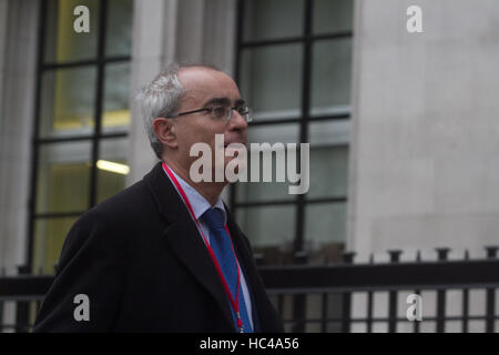 London UK. 8. Dezember 2016. Herrn Pannick QC für Gina Miller kommt beim Obersten Gerichtshof am letzten Tag der Beratungen, wie die Regierung bemüht sich, stürzen die High Court Entscheidung über ob Parlament Artikel 50 debattieren damit Großbritannien die Europäische Union verlassen können. Gina Miller ist der Lead-Kläger der gewann den Prozeß vor dem High Court im November in den juristischen Kampf um Parlament abstimmen ob das Vereinigte Königreich die der Ausreise aus der EU beginnen kann. Bildnachweis: Amer Ghazzal/Alamy Live-Nachrichten Stockfoto