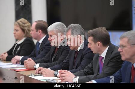 Moskau, Russland. 7. Dezember 2016. Russische Regierung Minister während einer Sitzung der ständigen Mitglieder des Sicherheitsrats im Kreml 7. Dezember 2016 in Moskau, Russland. Sie sind: von links nach rechts: Föderation Rat Lautsprecher Valentina Matwijenko, Presidential Stabschef Anton Vaino, Innenminister Vladimir Kolokoltsev, Verteidigungsminister Sergei Shoigu, Direktor des Foreign Intelligence Service Sergei Naryshkin und Staatsanwalt allgemeine Juri Tschaika. Bildnachweis: Planetpix/Alamy Live-Nachrichten Stockfoto
