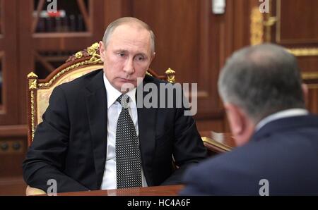 Moskau, Russland. 7. Dezember 2016. Russischen Präsidenten Vladimir Putin bei einem Treffen mit Rosneft CEO Igor Sechin im 7. Dezember 2016 Kreml in Moskau, Russland. Bildnachweis: Planetpix/Alamy Live-Nachrichten Stockfoto
