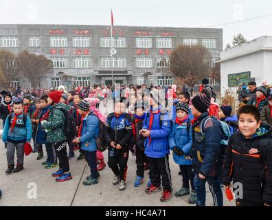 Hutubi, Chinas Xinjiang Uygur Autonome Region. 8. Dezember 2016. Schüler versammeln sich, um nach einem Beben an einer örtlichen Grundschule in Hutubi Grafschaft, Nordwesten Chinas Xinjiang Uygur Autonome Region, 8. Dezember 2016 die Schule verlassen. Keine Verletzten wurden nach eine Erdbeben der Stärke 6,2 Hutubi Grafschaft an 13:15 Donnerstag erschüttert noch gemeldet. Bildnachweis: Zhao Ge/Xinhua/Alamy Live-Nachrichten Stockfoto