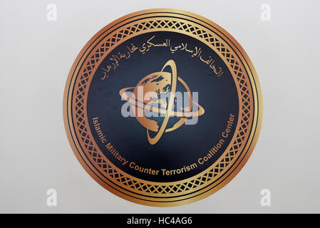 Riyadh, Saudi Arabien. 8. Dezember 2016. Das IMCTC-Emblem abgebildet das Hauptquartier von der islamischen militärischen Zähler Terrorismus Koalition (IMCTC) in Riyadh, Saudi Arabien, 8. Dezember 2016. Die Räumlichkeiten sind im März 2017 in Betrieb gehen soll. Der deutsche Verteidigungsminister ist auf einer 5-Tage-Besuch in der Region. Foto: Rainer Jensen/Dpa/Alamy Live-Nachrichten Stockfoto