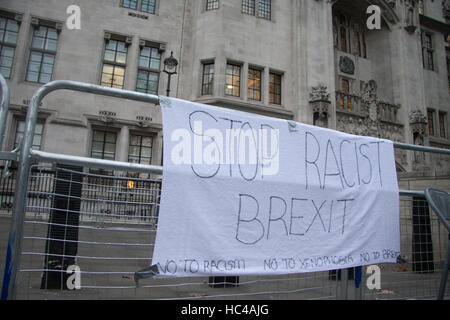 London UK. 8. Dezember 2016.  Ein Anti-Brexit-Banner außerhalb der oberste Gerichtshof am letzten Tag der Beratungen als die Regierung stürzen die High Court Entscheidung über ob Parlament Artikel 50 debattieren um Großbritannien verlassen der Europäischen Union-Kredit zu ermöglichen soll: Amer Ghazzal/Alamy Live-Nachrichten Stockfoto