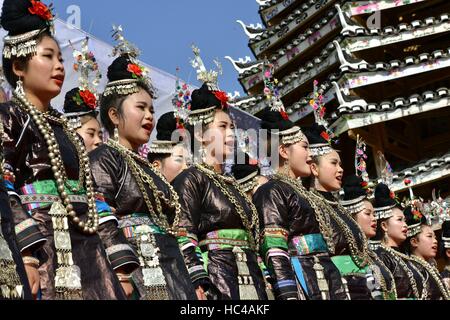 Rongjiang, Chinas Provinz Guizhou. 8. Dezember 2016. Leute von Dong ethnische Gruppe in traditionellen Kostümen konkurrieren in einen lokalen grand Song-Contest in der Provinz Guizhou Zaima Stadt Rongjiang County, Südwesten Chinas, 8. Dezember 2016. Bildnachweis: Wang Bingzhen/Xinhua/Alamy Live-Nachrichten Stockfoto