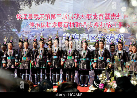 Rongjiang, Chinas Provinz Guizhou. 8. Dezember 2016. Leute von Dong ethnische Gruppe in traditionellen Kostümen konkurrieren in einen lokalen grand Song-Contest in der Provinz Guizhou Zaima Stadt Rongjiang County, Südwesten Chinas, 8. Dezember 2016. Bildnachweis: Wang Bingzhen/Xinhua/Alamy Live-Nachrichten Stockfoto