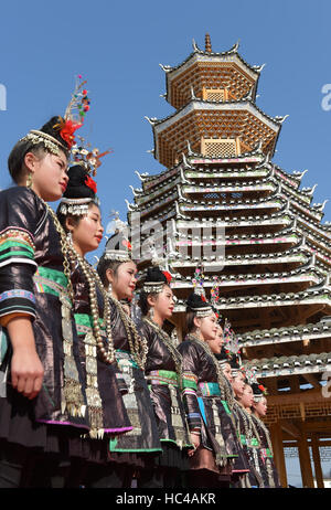 Rongjiang, Chinas Provinz Guizhou. 8. Dezember 2016. Leute von Dong ethnische Gruppe in traditionellen Kostümen konkurrieren in einen lokalen grand Song-Contest in der Provinz Guizhou Zaima Stadt Rongjiang County, Südwesten Chinas, 8. Dezember 2016. Bildnachweis: He Chunyu/Xinhua/Alamy Live-Nachrichten Stockfoto