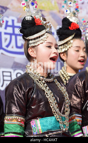 Rongjiang, Chinas Provinz Guizhou. 8. Dezember 2016. Leute von Dong ethnische Gruppe in traditionellen Kostümen konkurrieren in einen lokalen grand Song-Contest in der Provinz Guizhou Zaima Stadt Rongjiang County, Südwesten Chinas, 8. Dezember 2016. Bildnachweis: He Chunyu/Xinhua/Alamy Live-Nachrichten Stockfoto