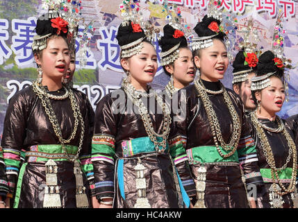 Rongjiang, Chinas Provinz Guizhou. 8. Dezember 2016. Leute von Dong ethnische Gruppe in traditionellen Kostümen konkurrieren in einen lokalen grand Song-Contest in der Provinz Guizhou Zaima Stadt Rongjiang County, Südwesten Chinas, 8. Dezember 2016. Bildnachweis: He Chunyu/Xinhua/Alamy Live-Nachrichten Stockfoto