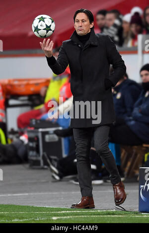 Leverkusen, Deutschland. 7. Dezember 2016. Leverkusen-Coach Roger Schmidt wirft den Ball in der Champions League Fußball match zwischen Bayer Leverkusen und AS Monaco in der BayArena in Leverkusen, Deutschland, 7. Dezember 2016. Foto: Federico Gambarini/Dpa/Alamy Live News Stockfoto