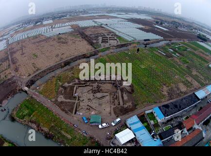 (161208)--SHANGHAI, 8. Dezember 2016 (Xinhua)--Datei Foto Januar 2016 zeigt den alten Ruinen Qinglong Township in Shanghai, Ost-China. Shanghai Museum am Donnerstag die neueste Entdeckung seit der Ausgrabung der Ruine im Jahr 2010 eingeführt. Die Qinglong Township Ruinen befindet sich im heutigen Baihe Township Qingpu District in Shanghai, und Dokumente nahm es als ein wichtiger Handelshafen in Tang (618-907) und Song (960-1279) Dynastien. In den letzten Jahren wurden mehr als 6.000 wiederherstellbar Porzellan Werke und Zehntausende von gebrochenen Porzellan Stücke aus nahe gelegenen Provinzen in der ru gefunden. Stockfoto