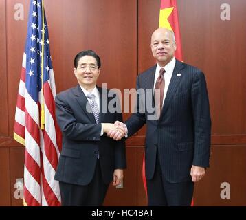 (161208)--WASHINGTON, 8. Dezember 2016 (Xinhua)--chinesischen Staatsrat und Minister für öffentliche Sicherheit Guo Shengkun (L) schüttelt Hände mit US Secretary of Homeland Security Jeh Johnson in Washington, USA, am 7. Dezember 2016. (Xinhua) (Gl) Stockfoto