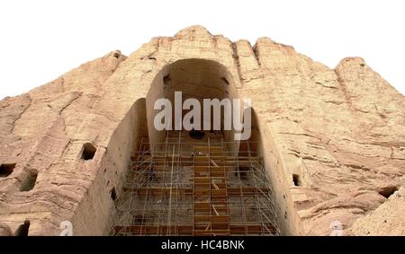 Bamiyan, Afghanistan. 6. Dezember 2016. Afghanischen Männer arbeiten, um der 53 Meter zerstörten Buddha zu konsolidieren und weiter bröckelt in Bamyan Provinz, Afghanistan, 6. Dezember 2016 zu verhindern. Sowohl die 53 Meter lange und 35 Meter hohen Buddhas geschnitzt in der vierten und fünften Jahrhunderte von Anhängern in die Seite einer Klippe im Bamiyan-Tal wurden mutwillig zerstört durch Taliban-Kämpfer im März 2001 zu harscher Kritik und starke Gegensätze von Afghanistan und die internationale Gemeinschaft. © Jawid Omid/Xinhua/Alamy Live-Nachrichten Stockfoto