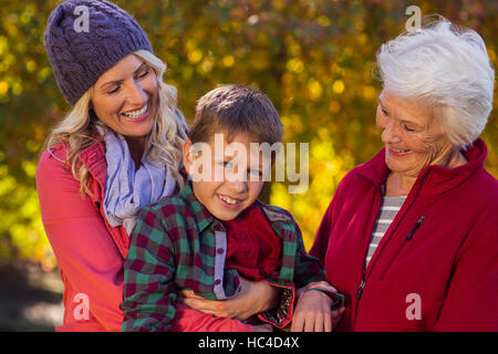 Fröhlicher Junge mit Mutter und Großmutter Stockfoto