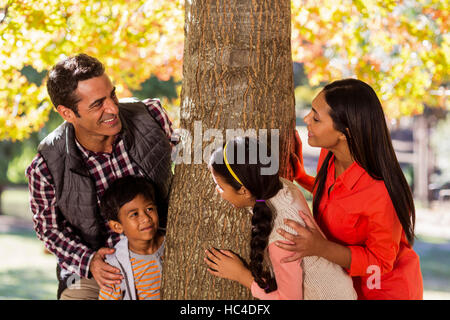 Spielerische Familie tatenlos Baum Stockfoto