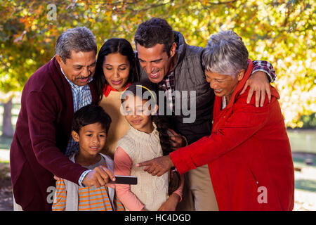 Glücklich generationsübergreifende Familie nehmen selfie Stockfoto