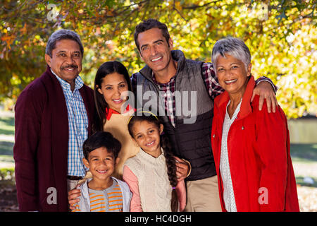 Porträt von Lächeln mehr-Generationen-Familie im park Stockfoto