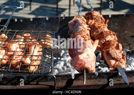 Gegrilltes mariniertes Kaukasus Grill Fleisch Schaschlik (Schaschlik) Schwein Fleisch grillen auf Metall Spieß, Nahaufnahme Stockfoto