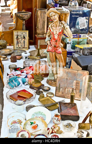 BARCELONA, Spanien - 14. Mai 2012: Typische Stall voll von verschiedenen waren auf Els Encants Flohmarkt am Plaça de Les frohlockt in Barcelona. Stockfoto