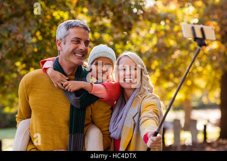 Lächelnde Familie nehmen selfie Stockfoto