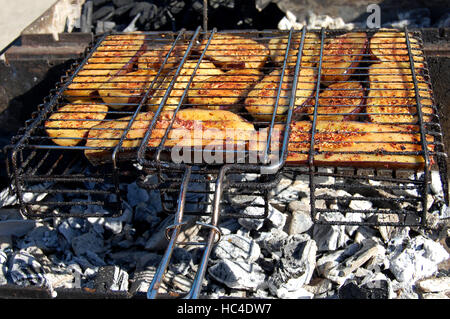 Gemüse auf dem Grill. Kebab auf Spieße stecken. Spieße mit marinierten Auberginen auf dem grill Stockfoto