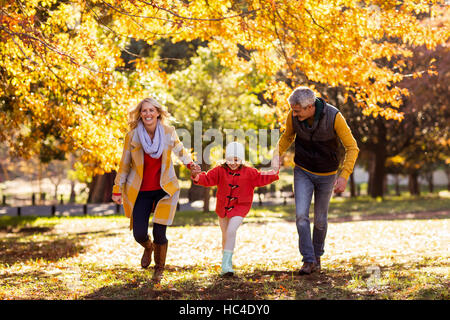 Fröhliche Familie Wandern im park Stockfoto