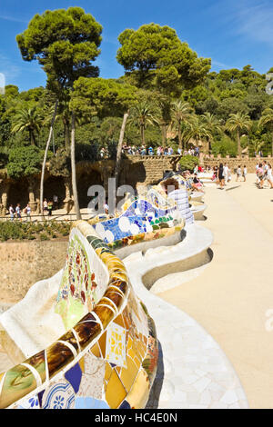 BARCELONA, Spanien - 11. September 2010: Menschen besuchen berühmte Park Güell und sitzt auf einer langen Bank entworfen von Antonio Gaudi. Stockfoto