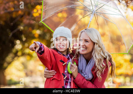 Fröhliches Mädchen mit Mutter im park Stockfoto