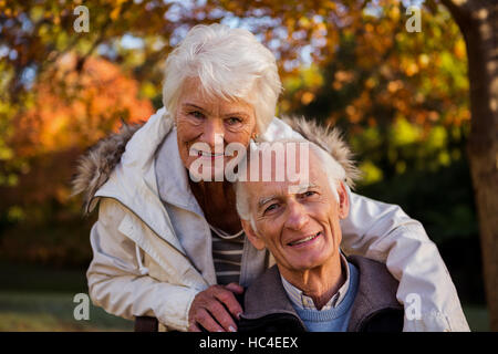 Porträt von älteren Ehepaar umarmen Stockfoto