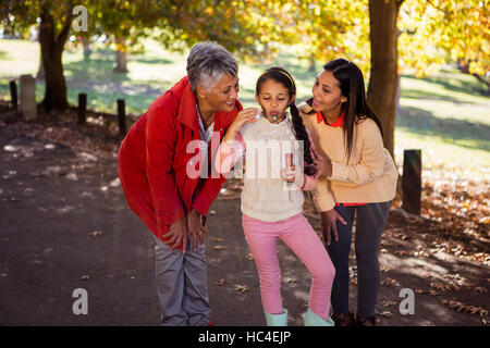 Mädchen bläst Blase im park Stockfoto