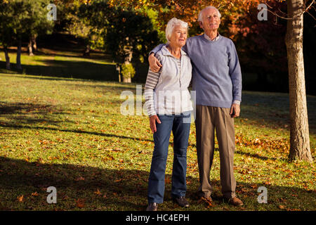 Senior Paar umarmen Stockfoto