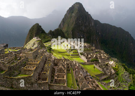 Im Inneren der archäologische Komplex von Machu Picchu. Machu Picchu ist eine Stadt, die hoch in den Anden in modernen Peru. Es liegt 43 Meilen northwe Stockfoto