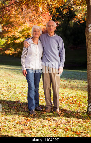 Senior Paar umarmen Stockfoto