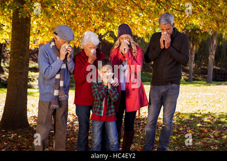 Kranke Familie mit Gewebe Stockfoto