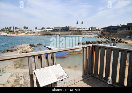 Sebastos Hafen von Cäsarea, am Mittelmeer, Israel von Herodes dem großen im ersten Nachchristlichen Jahrhundert erbaut Stockfoto