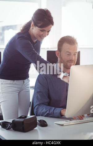 Lehrer, die Unterstützung Erwachsener Schüler im Computerraum Stockfoto