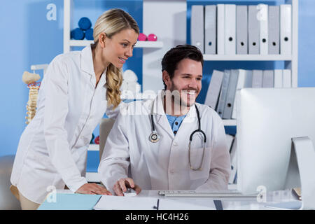 Physiotherapeuten arbeiten am computer Stockfoto