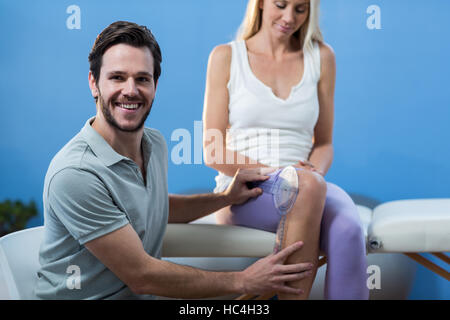 Prüfung von weiblichen Patienten Knie mit Goniometer Physiotherapeut Stockfoto