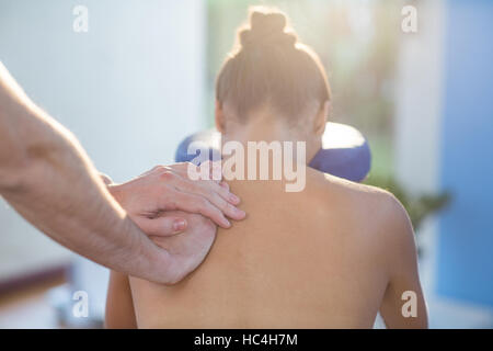 Physiotherapeut und Schulter massage zu einer Patientin Stockfoto