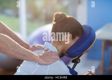 Physiotherapeut und Schulter massage zu einer Patientin Stockfoto