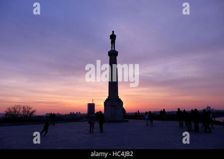 Zeigen Sie bei Sonnenuntergang das Pobednik Denkmal oder die Statue Victor von Ivan Mestrovic Einrichtung im Jahr 1928 zum Gedenken an Serbiens Sieg über die osmanische und Austro-ungarischen Reiches während der Balkankriege und dem ersten Weltkrieg befindet sich die alte Zitadelle im Kalemegdan-Park in der Stadt Belgrad Hauptstadt der Republik Serbien an Stockfoto