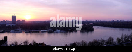 Panorama Blick bei Sonnenuntergang von Kalemegdan-Festung in Richtung neu-Belgrad über der Mündung des Flusses Sava in der Stadt Belgrad Hauptstadt der Republik Serbien in die Donau Stockfoto