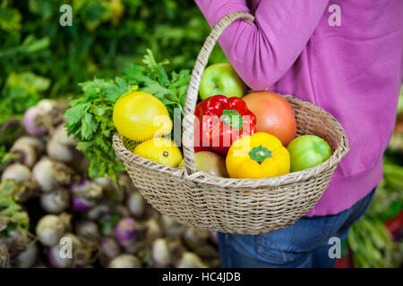 Frau mit Obst und Gemüse im Korb Stockfoto