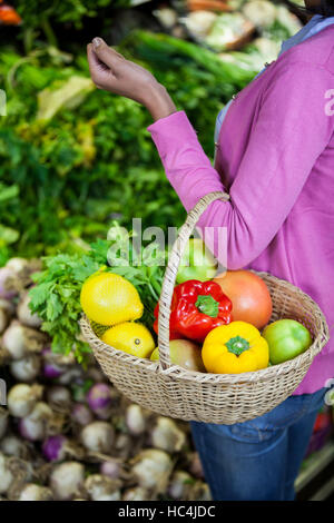 Frau mit Obst und Gemüse im Korb Stockfoto