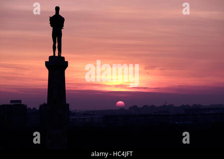 Zeigen Sie bei Sonnenuntergang das Pobednik Denkmal oder die Statue Victor von Ivan Mestrovic Einrichtung im Jahr 1928 zum Gedenken an Serbiens Sieg über die osmanische und Austro-ungarischen Reiches während der Balkankriege und dem ersten Weltkrieg befindet sich die alte Zitadelle im Kalemegdan-Park in der Stadt Belgrad Hauptstadt der Republik Serbien an Stockfoto