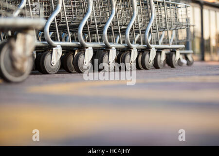 Einkaufswagen in einer Reihe angeordnet Stockfoto