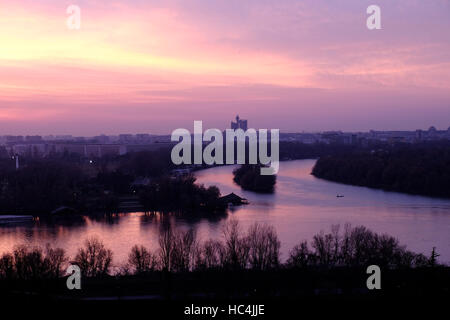 Blick bei Sonnenuntergang vom Kalemegdan Festung in Richtung neu-Belgrad über der Mündung des Flusses Sava in der Stadt Belgrad Hauptstadt der Republik Serbien in die Donau Stockfoto