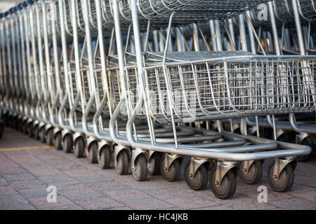 Einkaufswagen in einer Reihe angeordnet Stockfoto